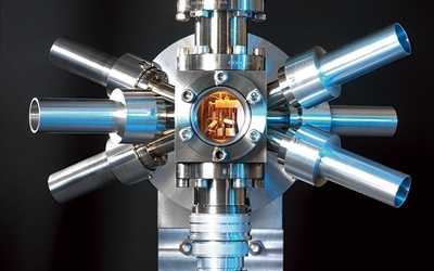 W najnowszych zegarach atomowych „wahadłem” są atomy strontu „wychylane” ze stanu równowagi wiązką lasera