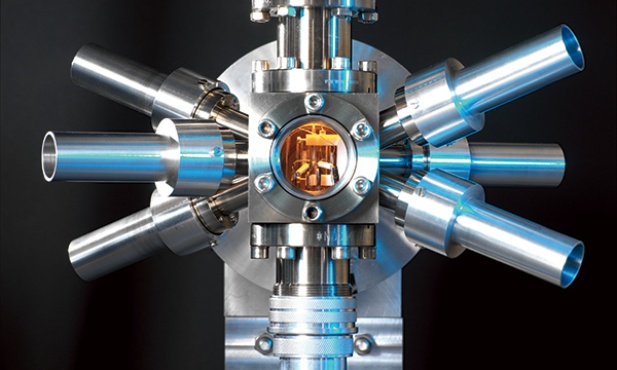W najnowszych zegarach atomowych „wahadłem” są atomy strontu „wychylane” ze stanu równowagi wiązką lasera