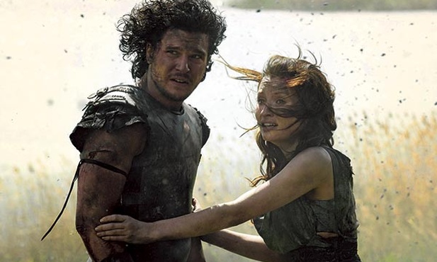Milo (Kit Harington) i Cassia (Emily Browning) w filmie „Pompeje”