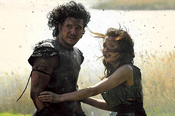 Milo (Kit Harington) i Cassia (Emily Browning) w filmie „Pompeje”