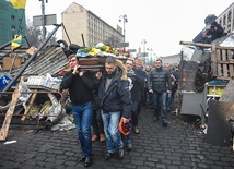  22.02.2014. Kijów. W starciach między demonstrantami na Majdanie a siłami milicji 20 lutego zginęło co najmniej 80 osób, setki zostały rannych. 