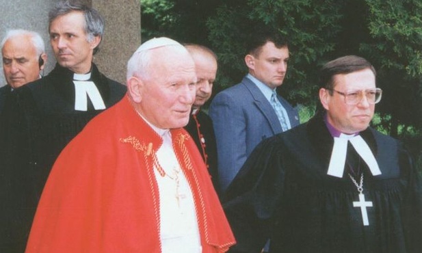 Bp Paweł Anweiler z papieżem Janem Pawłem II po nabożeństwie ekumenicznym w Skoczowie w 1995 r.