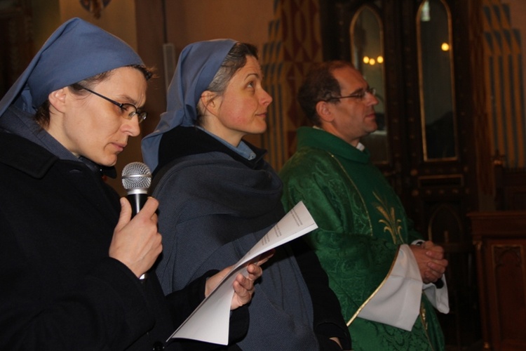 Modlitwę w intencji powolań poprowadzil ks. Bogdan Zatorski i siostry apostolinki