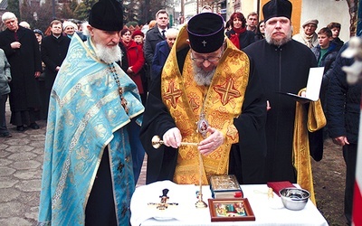  Uroczystości przewodniczył abp Jeremiasz (w środku), obok niego (z lewej) ks. Stanisław Strach