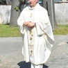 Ksiądz Zygfryd Waskin  podczas uroczystości parafialnych 