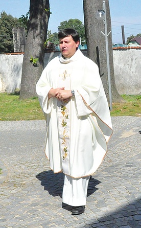 Ksiądz Zygfryd Waskin  podczas uroczystości parafialnych 