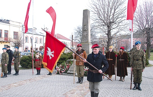 Pod powstańczym pomnikiem zaciągnięto wartę