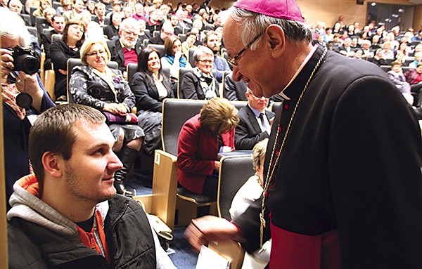  Abp Zygmunt Zimowski, przewodniczący Papieskiej Rady ds. Służby Zdrowia, na konferencji w Katowicach