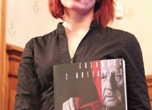  Anna Dobrowolska poznała Wilhelma Brasse podczas realizacji filmu „Portrecista”, zrealizowanego przez jej męża  Irka Dobrowolskiego 