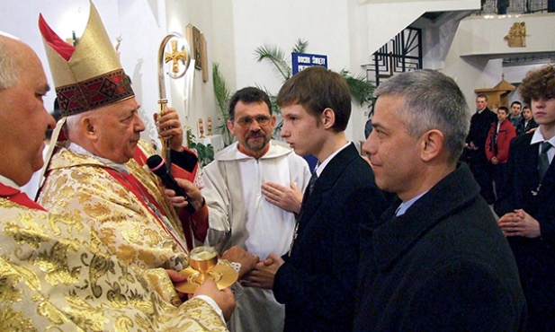 Bierzmowanie w parafii pw. Dobrego Pasterza w Tarnowie. Kilka lat temu szafarzem sakramentów był tu abp Stanisław Szymecki