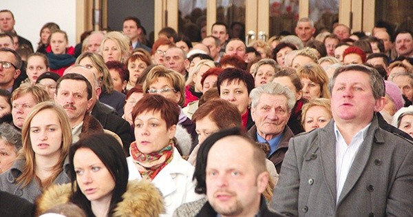 Pełny kościół ludzi na pożegnaniu w Piątkowej