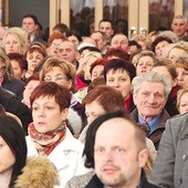 Pełny kościół ludzi na pożegnaniu w Piątkowej