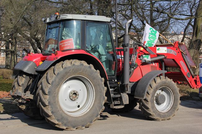 Protest rolników: Koniec z wyprzedażą polskiej ziemi