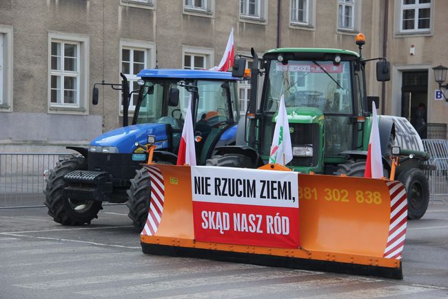 Protest rolników: Koniec z wyprzedażą polskiej ziemi