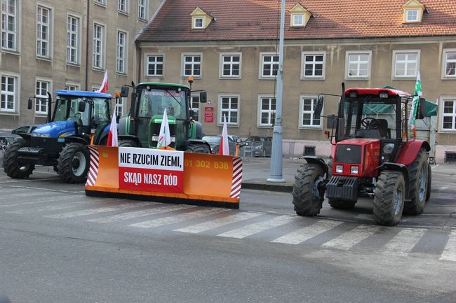 Protest rolników: Koniec z wyprzedażą polskiej ziemi