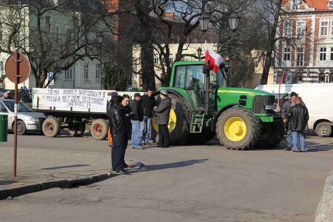 Protest rolników: Koniec z wyprzedażą polskiej ziemi