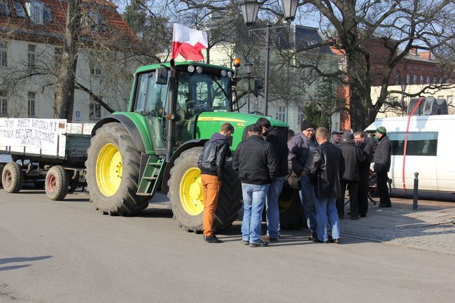 Protest rolników: Koniec z wyprzedażą polskiej ziemi