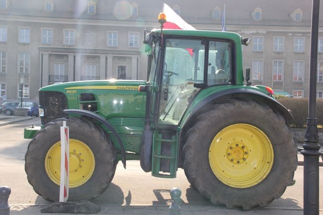Protest rolników: Koniec z wyprzedażą polskiej ziemi