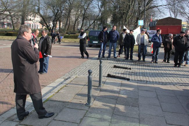 Protest rolników: Koniec z wyprzedażą polskiej ziemi