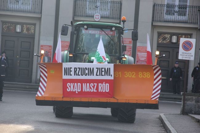 Protest rolników: Koniec z wyprzedażą polskiej ziemi