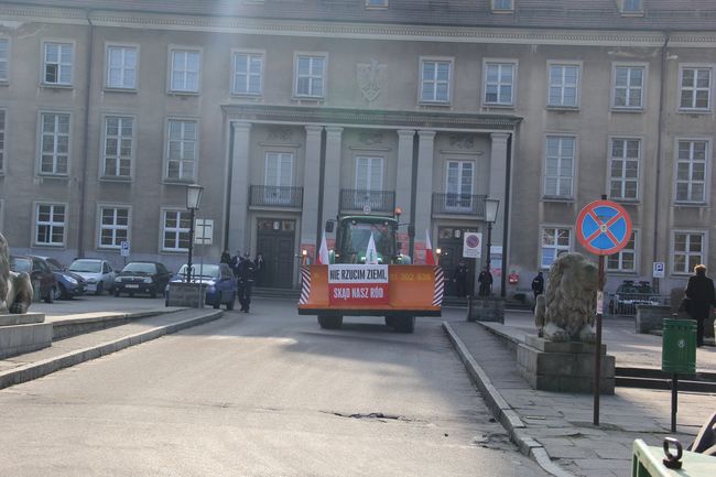 Protest rolników: Koniec z wyprzedażą polskiej ziemi