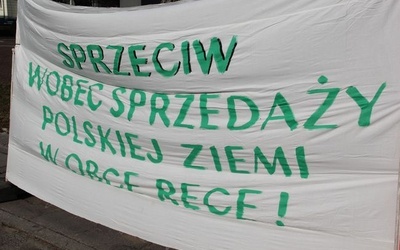 Protest rolników: Koniec z wyprzedażą polskiej ziemi