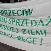 Protest rolników: Koniec z wyprzedażą polskiej ziemi