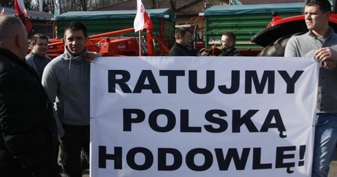 Oflagowane ciągniki zajęły drogi