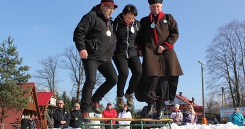 Od lewej: bielski radny Józef Herzyk, Iwona Szarek, wójt Brennej i ks. Władysław Zązel na podium XVI Zimowych Igrzysk Abstynentów