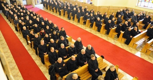 Ławki seminaryjnej kaplicy wypełnili księża, którzy przyjechali na Dzień Pokutny z całej diecezji.
