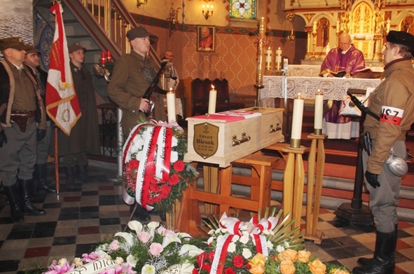 Edward Biesok ps. "Edek" z Mazańcowic, jeden z Żołnierzy Wyklętych, doczekał się pogrzebu po 67 latach, w grudniu 2013 r.