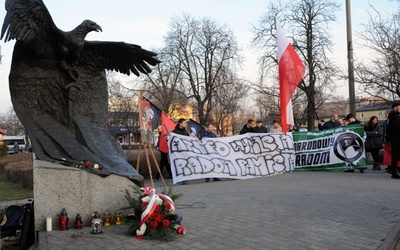 Pikieta „Armio Wyklęta, Radom pamięta” przed pomnikiem żołnierzy Zrzeszenia „Wolność i Niezawisłość” przy ul. Beliny-Prażmowskiego w Radomiu