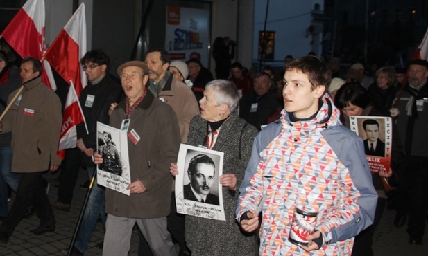 Uczestnicy Marszu Pamięci nieśli porterty pomordowanych bohaterów antykomunistycznego podziemia