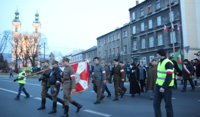 Na czele pochodu maszerowali członkowie Grupy Rekonstrukcyjno-Historycznej NSZ