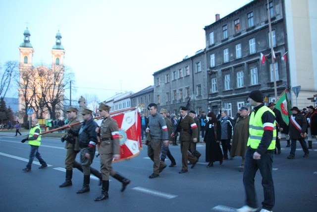Na czele pochodu maszerowali członkowie Grupy Rekonstrukcyjno-Historycznej NSZ