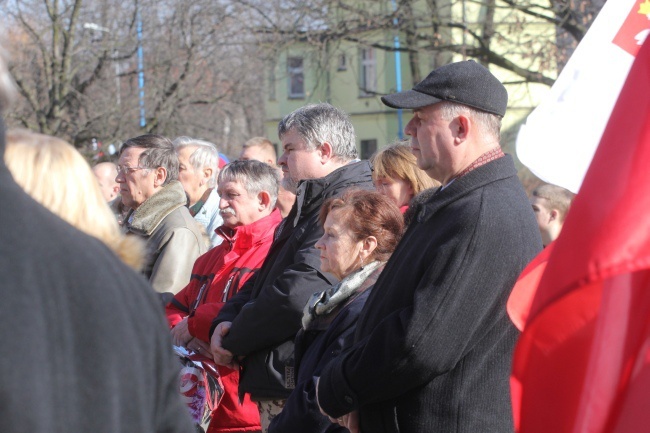 Legnica: dwa pomniki, dwa bieguny