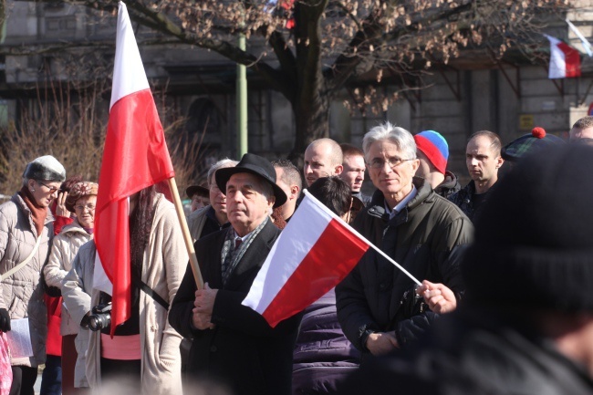 Legnica: dwa pomniki, dwa bieguny