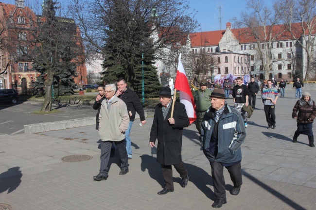 Legnica: dwa pomniki, dwa bieguny