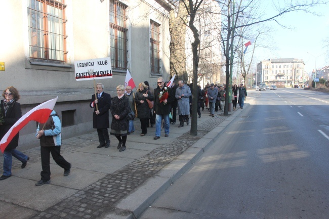 Legnica: dwa pomniki, dwa bieguny