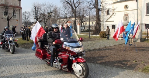 Łowiccy motocyklści uczcili pamięć żołnierzy wyklętych przejazdem z biało-czerwonymi flagami