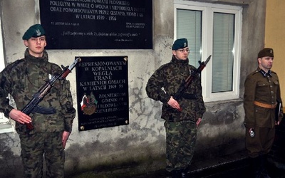 Płońszczanie uczcili żołnierzy wyklętych przy tablicach pamięci na dziedzińcu kościoła św. Michała Archanioła