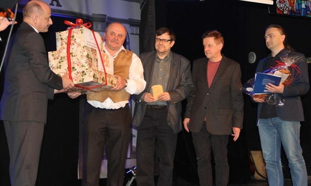 Najlepszą okazała się drużyna reprezentująca Muzeum im. Jacka Malczewskiego. Nagrodę trzymają: Jan Maniak (z lewej) i Wiktor Dulko