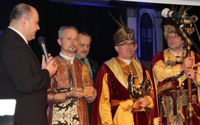 Nagrodę i dołączoną do niej statuetkę wręczał ich fundator prezydent Radomia Andrzej Kosztowniak (z lewej). Obok hetman Bractwa Sławomir Adamiec