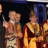 Nagrodę i dołączoną do niej statuetkę wręczał ich fundator prezydent Radomia Andrzej Kosztowniak (z lewej). Obok hetman Bractwa Sławomir Adamiec