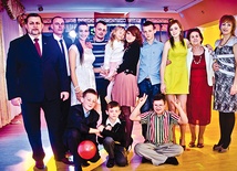  Ślub Agnieszki. Jędrusikowie w komplecie. Na zdjęciu jeszcze mąż Agnieszki, Franciszek,  będący w rodzinie zastępczej, i mama pani Beaty