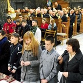  Koronka do Bożego Miłosierdzia przed jubileuszową 120. Eucharystią w kościele garnizonowym