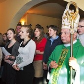  Oazowiczów odwiedził bp Henryk Tomasik