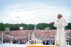  Jan Paweł II podczas spotkania z młodzieżą na Jasnej Górze w 1991 r.