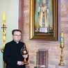  Relikwie krwi bł. Jana Pawła II, znajdujące się w kaplicy ośrodka „Emaus”, pokazuje ks. kan. Radosław Walerowicz