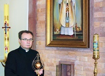  Relikwie krwi bł. Jana Pawła II, znajdujące się w kaplicy ośrodka „Emaus”, pokazuje ks. kan. Radosław Walerowicz